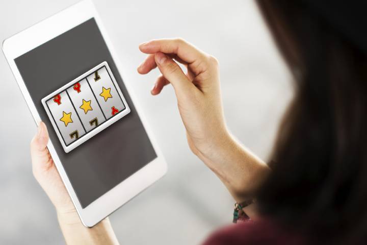 Why Playing At An Online Casino Is an Advantage